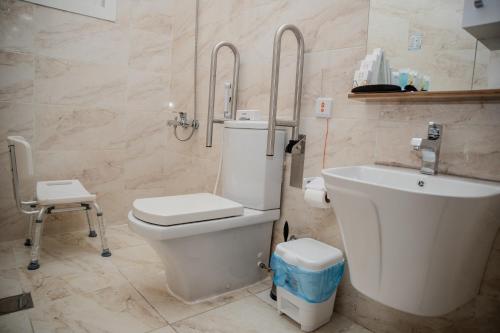 吉达Vital House Apartments شقق البيت الحيوي的一间带卫生间和水槽的浴室