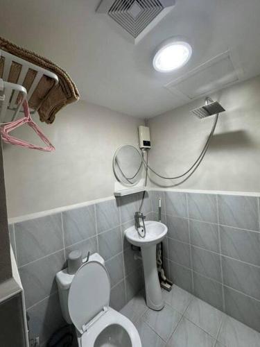 Lapu Lapu CityRoss' Cosy Corner的浴室设有卫生间、镜子和水槽