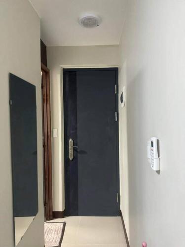 Lapu Lapu CityRoss' Cosy Corner的走廊上,房间有一个黑色的门