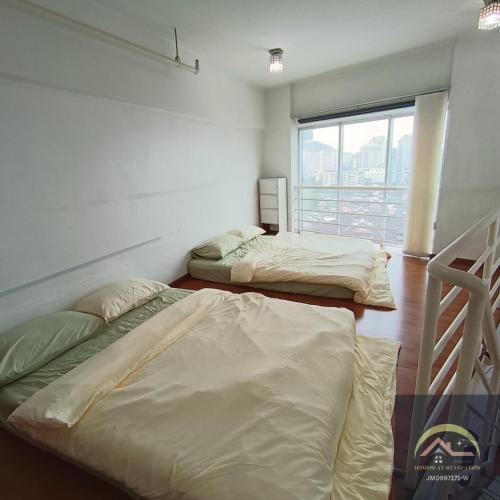峇六拜Minimalist Duplex @ BayanLepas的带窗户的客房内的两张床