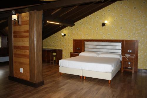 CampomanesHotel Rural El Reundu的卧室配有白色的床