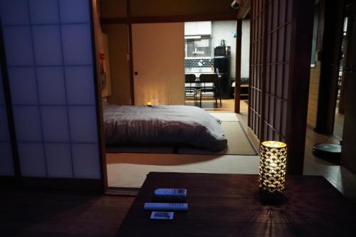 东京駅から徒歩4分/ビル3階全体/広い部屋/広い屋上/和室/レインボーブリッジ/お台場的客房设有床、桌子和镜子