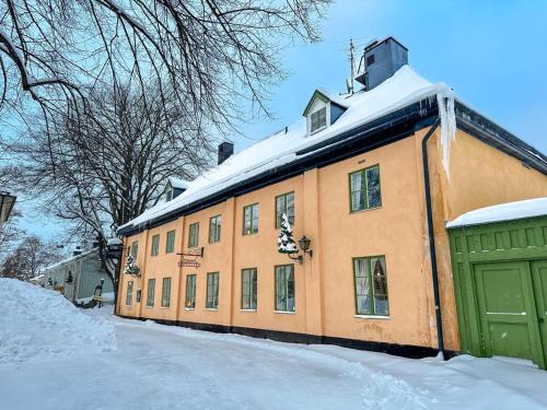 SäterSäters Stadshotell的一座橙色的建筑,上面有雪