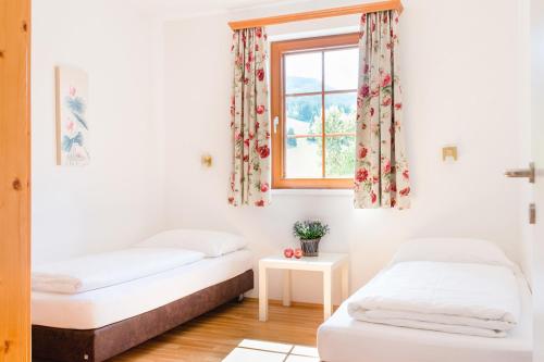 圣迈克尔隆高Stranach Appartements的带窗户的客房内的两张床