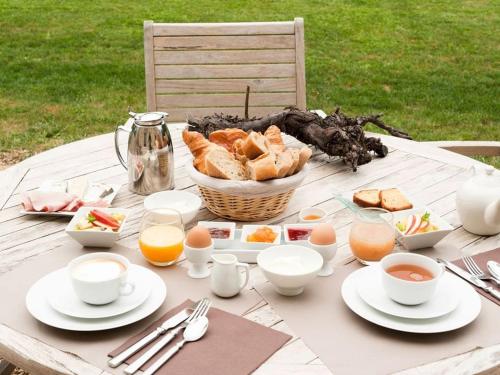 阿姆博斯Château de Perreux, The Originals Collection的一张野餐桌,里面装有一篮面包和鸡蛋