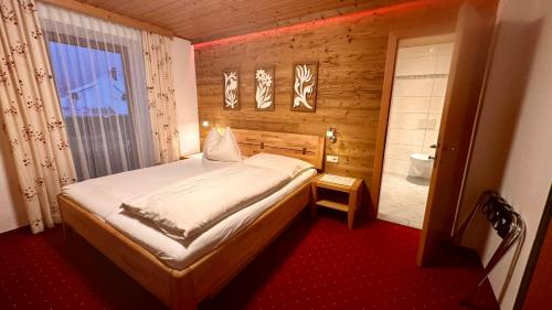 法伊施特瑙斯基沃勒旅馆的一间带床的小卧室和一间浴室