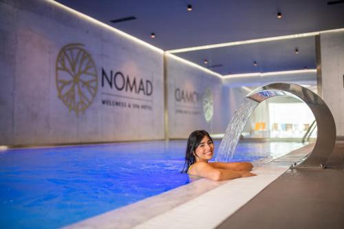 别拉什尼察Hotel Nomad的女人躺在游泳池里