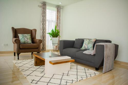利隆圭Divine Heights Apartments Lilongwe Area 43的客厅配有沙发和两把椅子