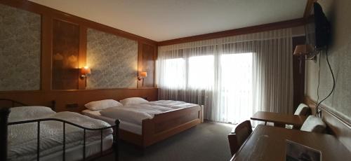 多瑙艾辛根瓦尔德布里克酒店的酒店客房设有两张床和窗户。
