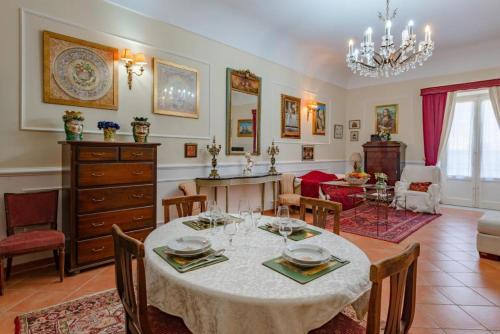 巴勒莫La casa di Dante的一间带桌子的用餐室和一间客厅