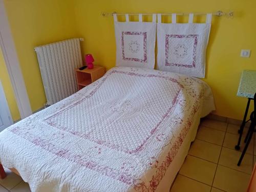 Le BaconLE PETIT VERMONDOIS的一间卧室配有一张带粉色和白色毯子的床