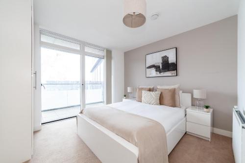 伦敦The Thames Collection的白色的卧室设有一张大床和一个窗户