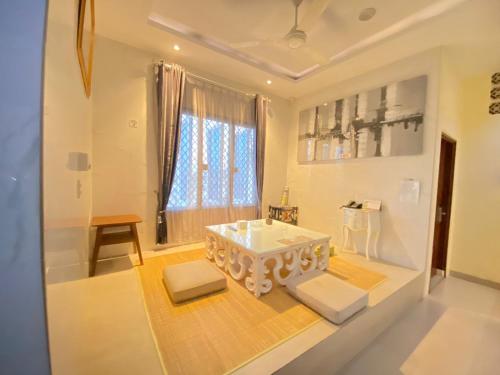 棉兰JIYO BOUTIQUE HOTEL by SAJIWA的客厅配有白色的桌子和椅子