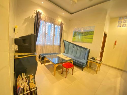 棉兰JIYO BOUTIQUE HOTEL by SAJIWA的客厅配有沙发和桌子
