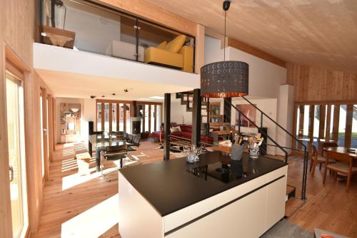 明斯特Fantastic renovated Chalet in the heart of Alps的房屋内的厨房和客厅