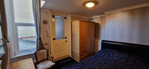 桑当切瑞李旅馆的一间卧室配有床、橱柜和窗户