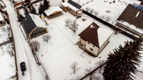 伊兹沃鲁穆列什鲁伊Casa Tinca 1的雪中房屋的空中景观