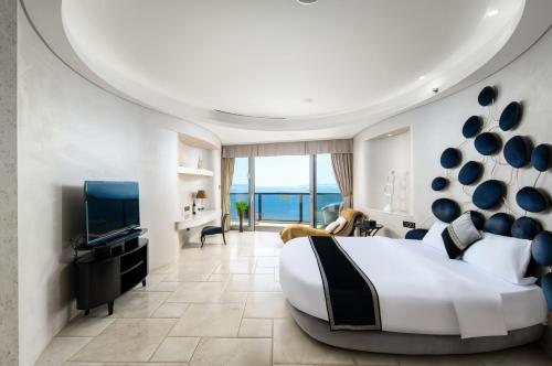 三亚三亚凤栖梧桐海上度假酒店(凤凰岛店)的酒店客房设有一张大床和一台电视。