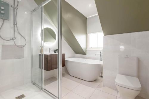 圣安德鲁斯Skye Sands - 11 Alexandra Penthouse - St Andrews的带淋浴、浴缸和卫生间的浴室