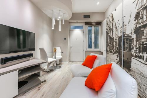 米兰[DUOMO 14 min] Orange Milano M3的客厅配有白色沙发和橙色枕头。