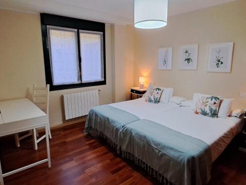 阿里纳斯·德·卡伯瑞勒斯24A01 Apartamento Cabrales的一间卧室设有一张大床和一个窗户。