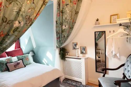 伦敦The Maple Retreat - Hampstead的一间卧室配有一张床和镜子