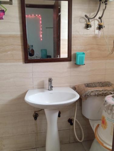 诺伊达Home Stay 1的一间带水槽、镜子和卫生间的浴室
