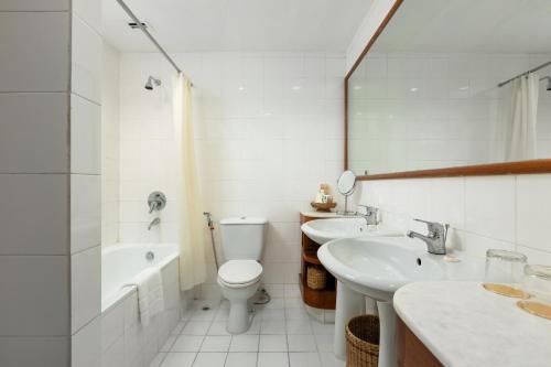 仰光茵雅湖酒店的白色的浴室设有卫生间和水槽。