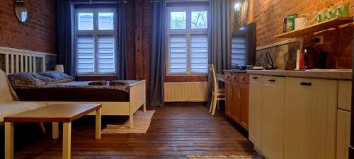 奥尔什丁Staszica Starówka的客房设有一张床和一间带窗户的厨房