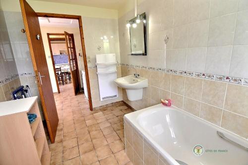 普卢巴拉内克Ar vag的带浴缸、卫生间和盥洗盆的浴室