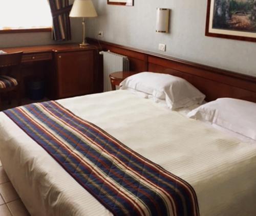 皮耶韦埃马努埃莱米兰里帕蒙蒂住宿酒店的一间卧室配有一张大床和两个枕头