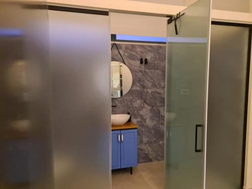 Beʼer OraDesert view studio的一间带水槽和镜子的浴室