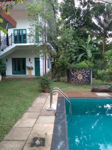 达瓦拉维Vimanra Udawalawa的房屋前的游泳池