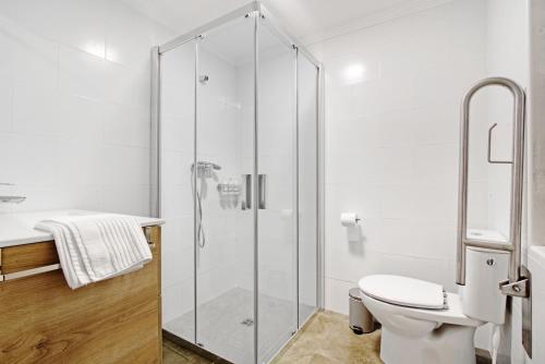 德尼亚Ca L'oliera的一间带玻璃淋浴间和卫生间的浴室