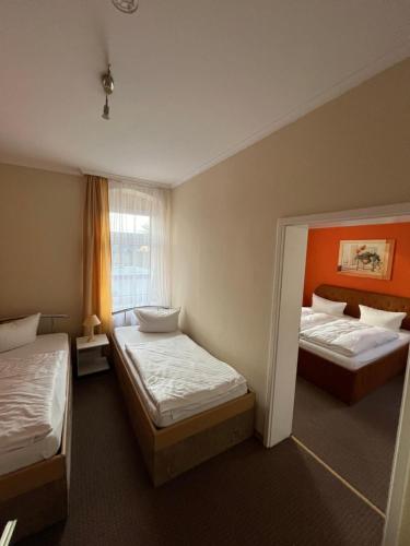 德累斯顿德累斯登那帕诺拉玛膳食公寓酒店的酒店客房设有两张床和窗户。