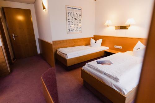 布雷纳巴伐利亚布瑞纳酒店的酒店客房,设有两张床和镜子