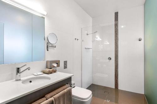 巴拉腊特巴拉瑞特乔治品质酒店 的一间带水槽、卫生间和淋浴的浴室
