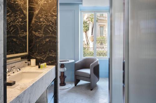 罗马W Rome的一间带椅子和水槽的浴室