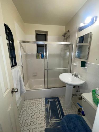 HollisComfy apartment的带淋浴和盥洗盆的浴室