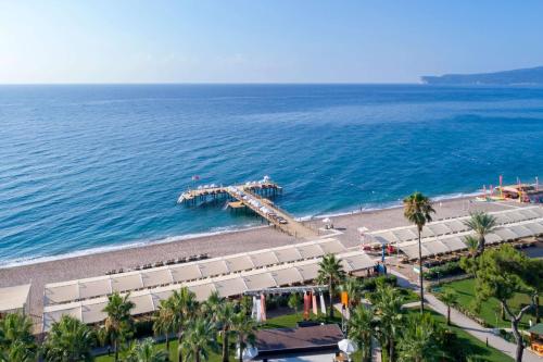 凯麦尔Seven Seas Hotel Life - Ultra All Inclusive & Kids Concept的海滩上码头的空中景致