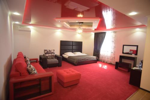 塔拉兹SEQUOIA boutique hotel的一间卧室配有一张床,铺有红色地毯