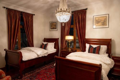 斯塔万格Villa Eckhoff的一间卧室配有两张床和吊灯。