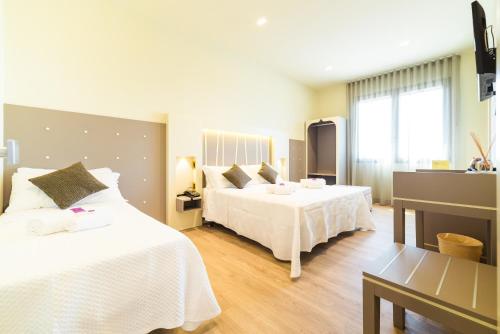 Musile di Piave卡拉露娜酒店的酒店客房设有两张床和窗户。