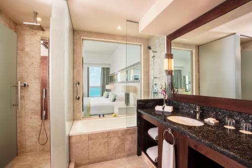 迪拜JA海景酒店 的一间带水槽、浴缸和淋浴的浴室