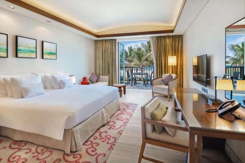 迪拜JA The Resort - JA Palm Tree Court的配有一张床和一张书桌的酒店客房