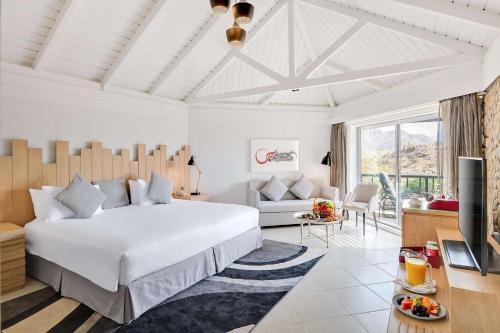 八田JA哈塔城堡度假村的一间带大床的卧室和一间客厅