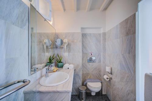 米克诺斯城Hotel Madalena的一间带水槽和卫生间的浴室