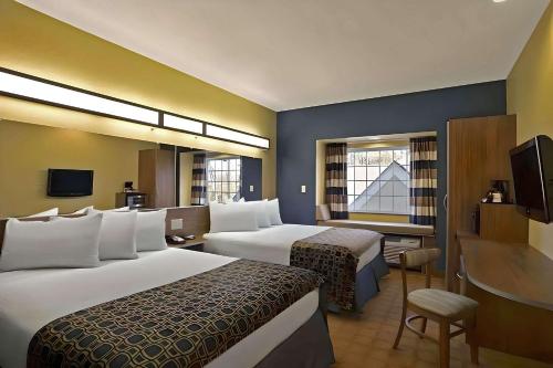 华盛顿Quality Inn & Suites的酒店客房设有两张床和电视。