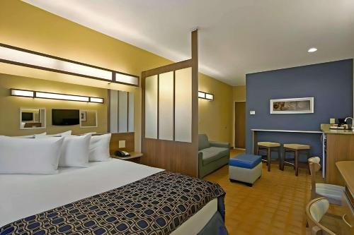 华盛顿Quality Inn & Suites的酒店客房设有一张大床和一张沙发。