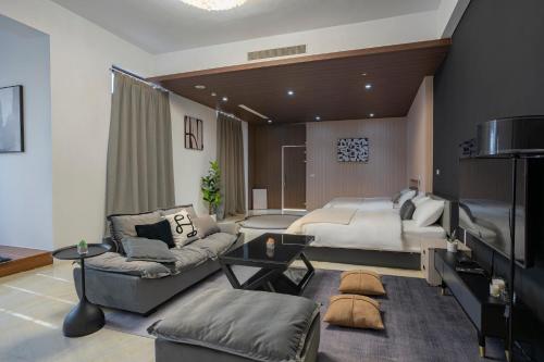花莲市木民宿的一间大卧室,配有一张床和一张沙发